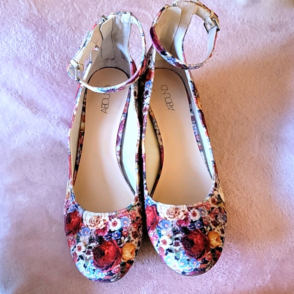 EUC ‼️ Floral heels from Abound size 7.5